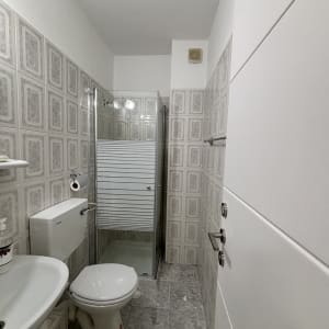 חדר אמבטיה עם מקלחון, כיור ואסלה