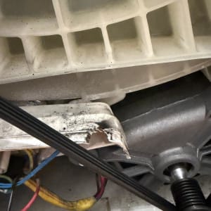 חלקים פנימיים של מכשיר חשמלי עם חוטים ורצועה