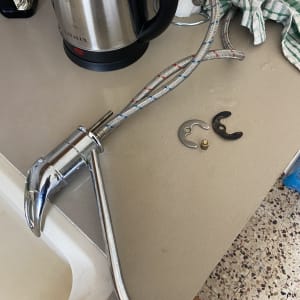 ברז מטבח מפורק עם צינורות וחלקי חיבור