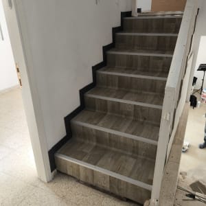 מדרגות בעיצוב עץ עם מסגרת מתכתית