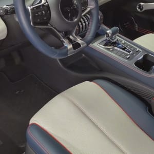 פנים רכב עם הגה, מסך מגע ומושבים מעוצבים