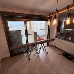 תריסים פתוחים עם מסגרת מתכת ליד חלון זכוכית