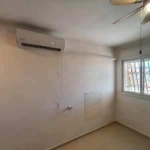 חדר עם מזגן ותקרה עם מאוורר
