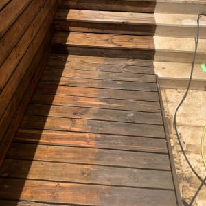 מדרגות ודק עץ עם הבדל בגוון הצבע