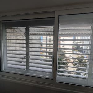חלון אלומיניום עם תריסים אופקיים