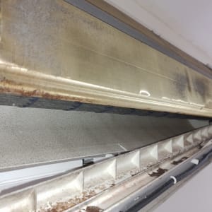 יחידת מזגן עם לכלוך וחלודה על הסלילים