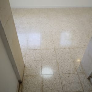 רצפה נקייה ומבריקה עם אריחים בהירים