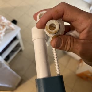 יד מחזיקה צינור פלסטיק עם חיבורי אינסטלציה