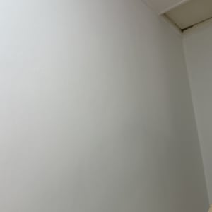 קיר לבן עם תקרה אטומה בפינה