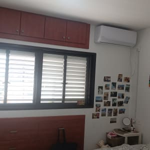 מנורה תלויה מהתקרה עם נורה דולקת