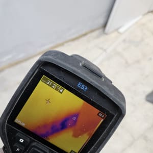 מצלמה תרמית מציגה תמונה צבעונית של חום וקור