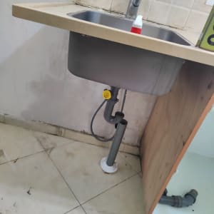 כיור עם צינור ניקוז וחומר הדברה על השיש