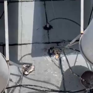 חיבורים אטומים עם חומר איטום על גג שטוח