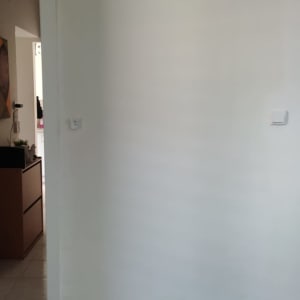 קיר גבס לבן עם מתג חשמל