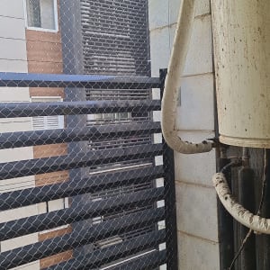 רשת למניעת כניסת יונים במרפסת בניין