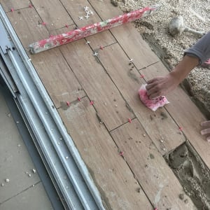 הנחת אריחים עם מרווחים ופלס על רצפה