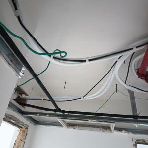 צינורות ומערכת מיזוג אוויר בתקרה