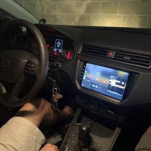 מערכת מולטימדיה ברכב עם הגה ומסך תצוגה