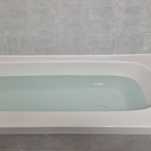 אמבטיה מלאה במים עם אריחים מסביב