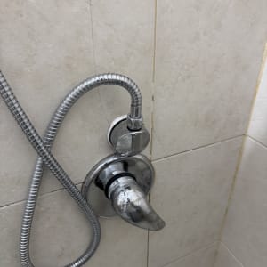 ברז מים עם צינור במקלחת