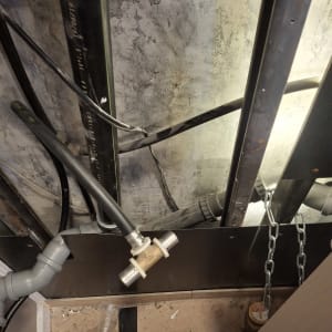 צינורות חשמל, חוטים וכלי עבודה על רצפה