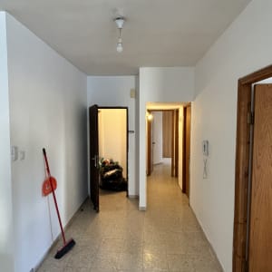 מסדרון עם קירות צבועים וכלי ניקוי