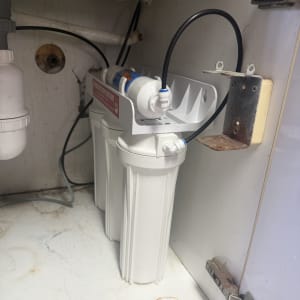 מסנן מים מותקן מתחת לכיור במטבח