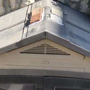 תיקון גג עם רעפים וחומרי איטום