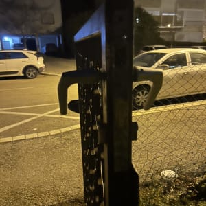 מנעול על שער מתכת בחניון בלילה