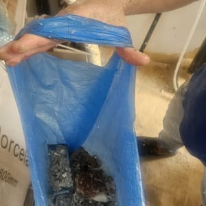 שקית כחולה עם חומרי בנייה או פסולת