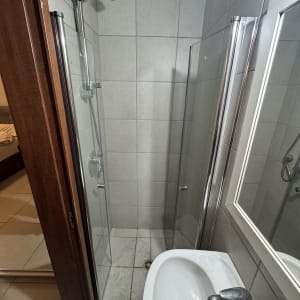 מקלחת עם ראש מקלחת ודלת זכוכית