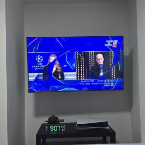 טלוויזיה תלויה על הקיר עם מסך שבור