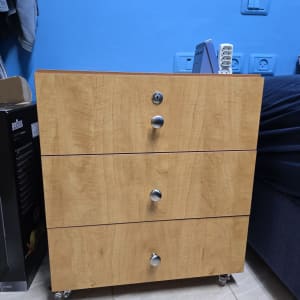 ארונית עץ עם שלוש מגירות וידיות מתכת