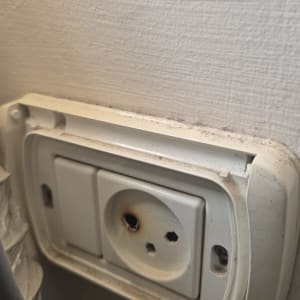 שקע חשמלי עם סימני שריפה