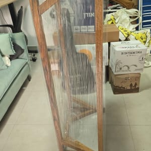 רהיט עץ עטוף בניילון נצמד להגנה במהלך הובלת דירה