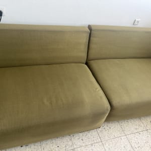 ספה ירוקה על רצפת אריחים עם שקע חשמל