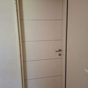 דלת לבנה עם ידית מתכת