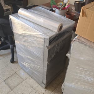 ארון עטוף בניילון במטבח עם כלים
