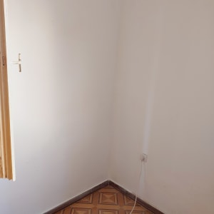 שקע חשמל עם כבל מאריך על רצפה