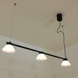 שלושה גופי תאורה תלויים מהתקרה