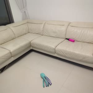 ספה לבנה עם צעצועים על הרצפה