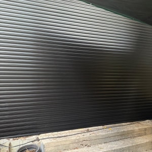 תריס אלומיניום סגור על מדרגות בטון