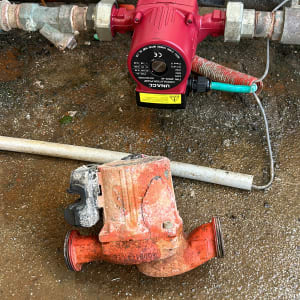 משאבה ומד לחץ מים על רצפה רטובה