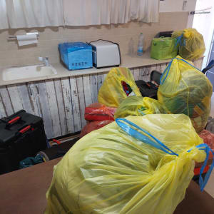 שקיות ניילון מלאות וארגזים מוכנים להובלה