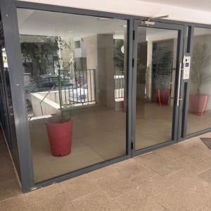 דלתות זכוכית עם מסגרת מתכת אפורה