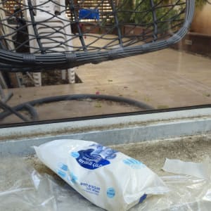 חבילת מגבונים לחים על אדן חלון