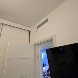 חדר עם דלת פתוחה, טלוויזיה על הקיר