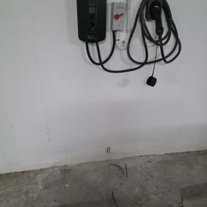 עמדת טעינה לרכב חשמלי מותקנת על קיר