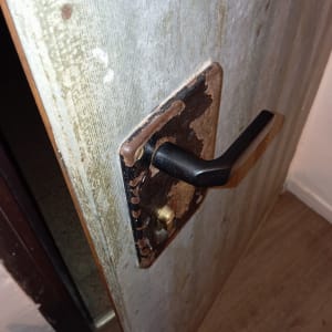 ידית דלת מתכת עם מנעול ישן