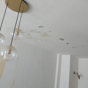 תקרה עם קילופי צבע וסולם עץ